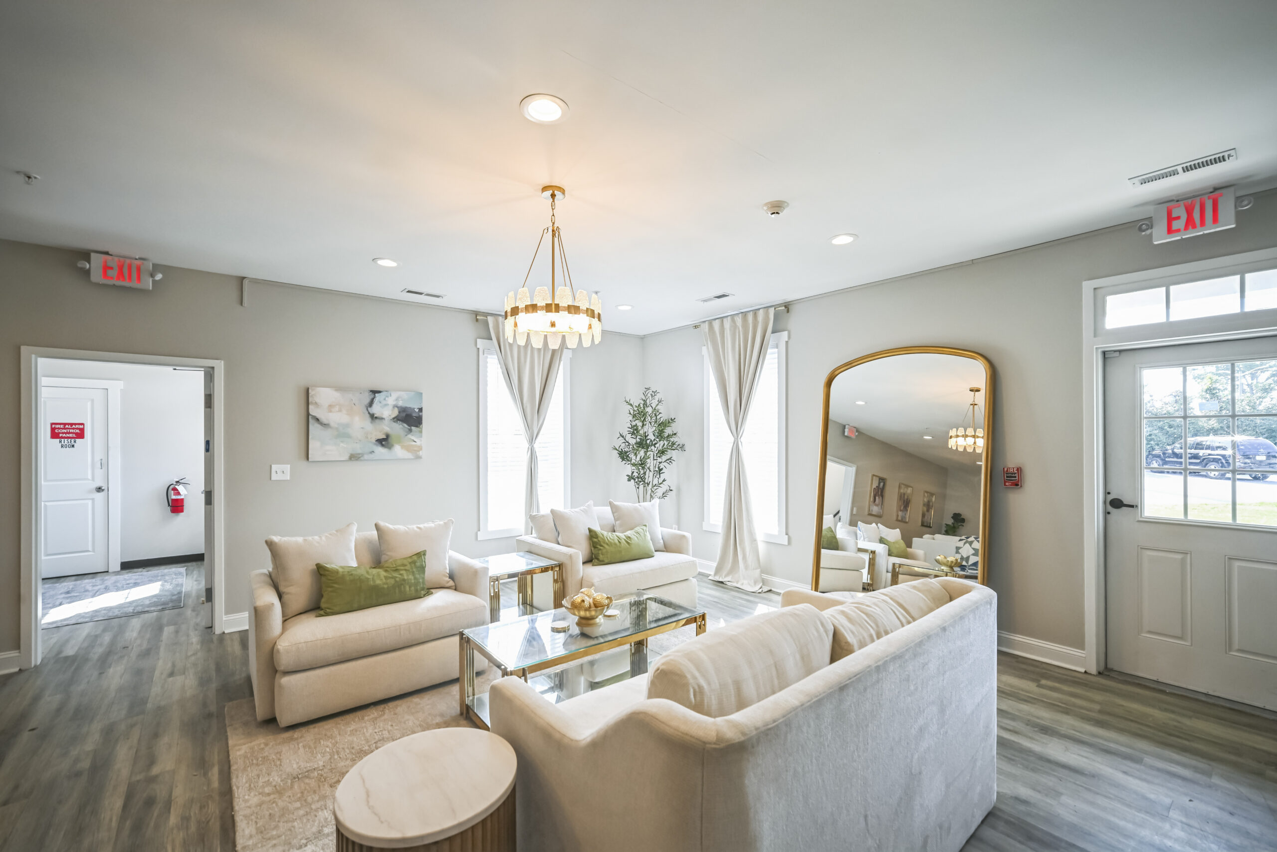 14_507_W_5th_St_Greenville_NC_27834_USA-Living_room-DSC_1031